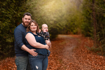 Captured among autumn leaves, this outdoor family portrait blends rustic charm and real emotion in the heart of nature.