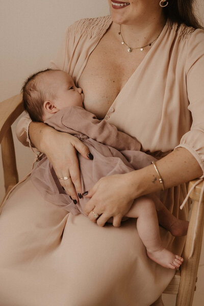 professionele Babyfotoshoot met ouders. borstvoedingsfoto's, foto's maken borstvoeding, intieme moederfoto's