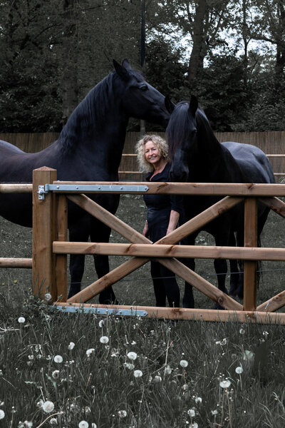 Monique helpt jouw vragen aan jouw huisdier beantwoorden via communiceren met dieren.