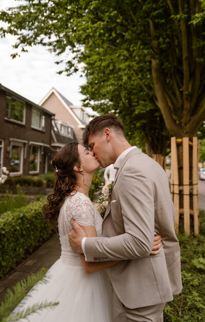 Mama met kindje dat buik kust