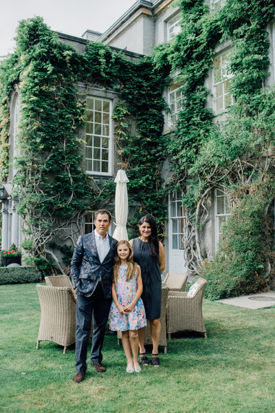 couple-dancing-at-wedding-venue-gardens