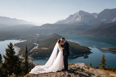 Hiking elopement couple on top of a mountain in Kananaskis
