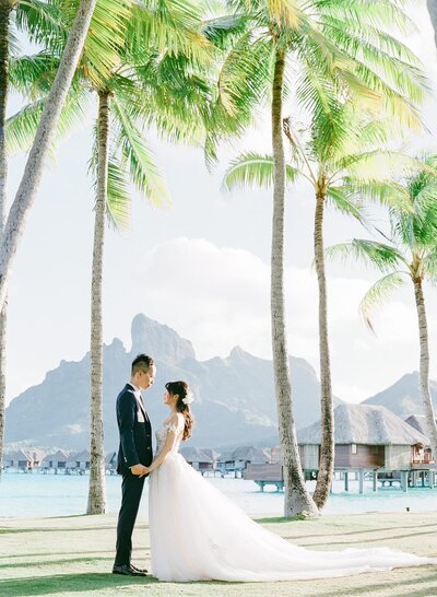 Les mariés au Four Seasons Bora Bora devant le Mont Otemanu