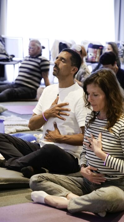 Une homme et une femme faisant un breathwwork 