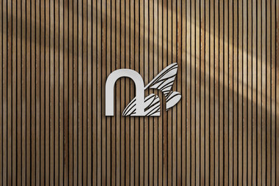 Logo maison des Libellules en 3d apposé sur une devanture en bois. Support imprimé crée par le Studio Youmé, agence de communication à Saint-Gilles-Croix-de-Vie en Vendée.