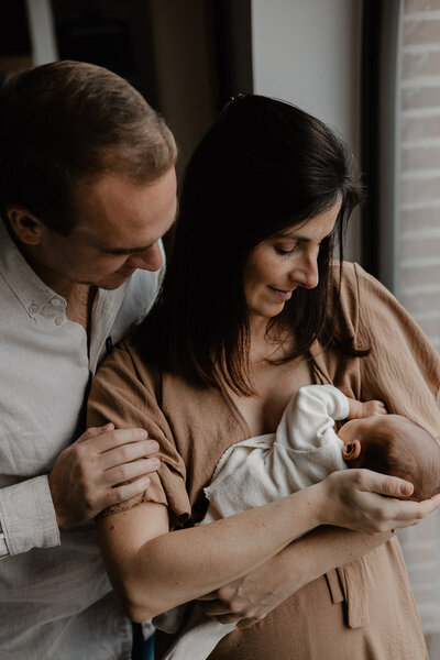 pasgeboren baby in handen van mama