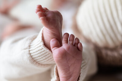 De voetjes van een baby zijn liefdevol gewikkeld in een zachte deken.