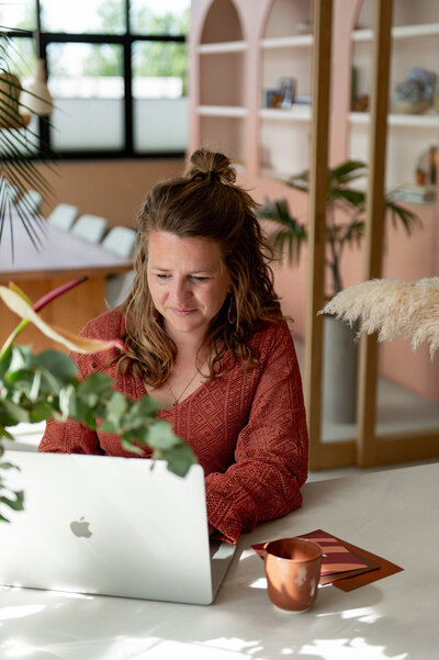 Marianne van Leesign in kantoor