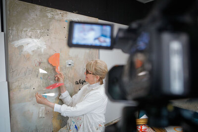 Adele teaching painting techniques while recording