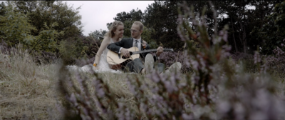Fotoshoot bruidspaar met guitaar en trouwclip