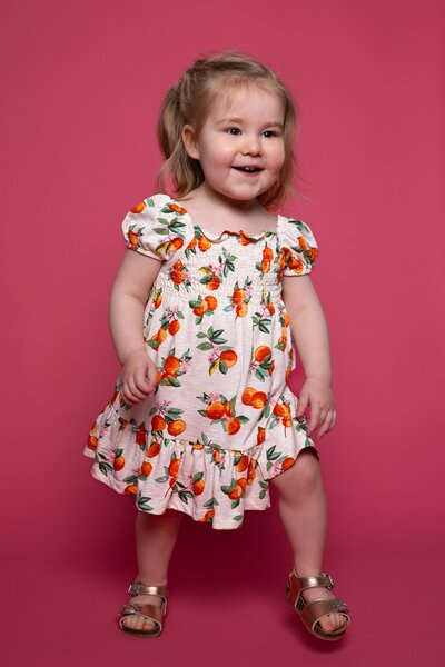 Lachend kind tijdens een spontane kinderportret fotoshoot in de studio van Studio 2Shoot in Eijsden
