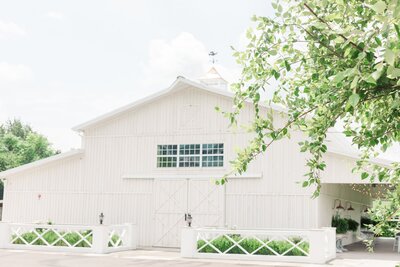Absolutely stunning Tennessee Wedding Venue, The White Dove Barn, photographed by Tennessee Wedding Photographers, Jennifer and Daniel Cooke