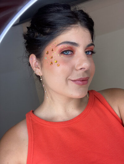 Kleurrijke festival make-up look, Festival make-up laten doen, feestkapsel en make-up, feest make-up aan huis. Glamora Make-up en Hair artist, MUAH Beerzel, Antwerpen.