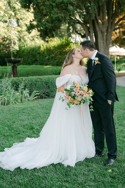 park winters summer wedding with bridal bouquet in photos peach colors