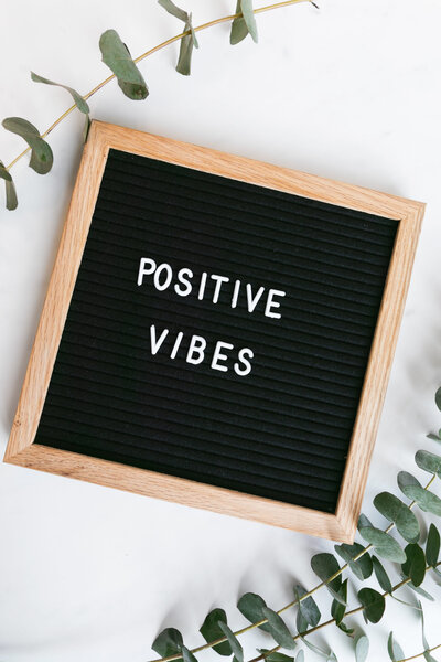 Picture of a quote that says "Positive Vibes"