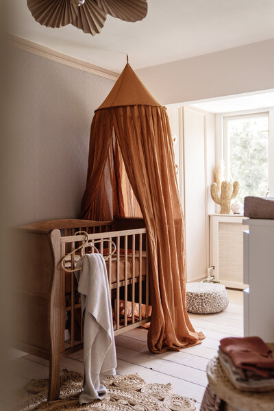 Mooie babykamer met hemeltje