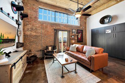 Vintage luxury condo in the historic Behrens building in downtown Waco, TX just minutes from the Silos, Baylor campus, Main Street shopping