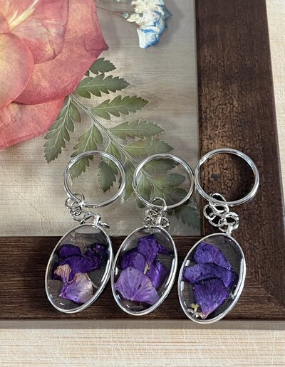 heart key chain, resin heart key chain, oval key chain, resin oval keychain, circle key chain, resin circle keychain, memorial ashes keychain, memorial piece resin, memorial preservation, wedding flower preservation, flower piece, cremation keepsake, ashes