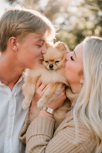 koppel toont liefde voor hondje