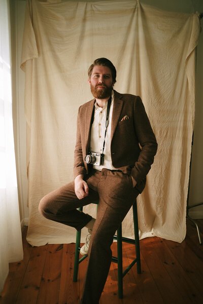 Benny Wylde sitting on stool