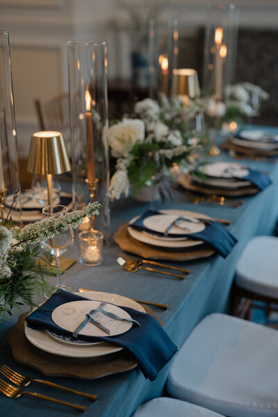 Table raffinée lors de la réception d’un mariage haut de gamme à Montréal, décorée avec élégance et harmonie pour une célébration chic au cœur de la ville.