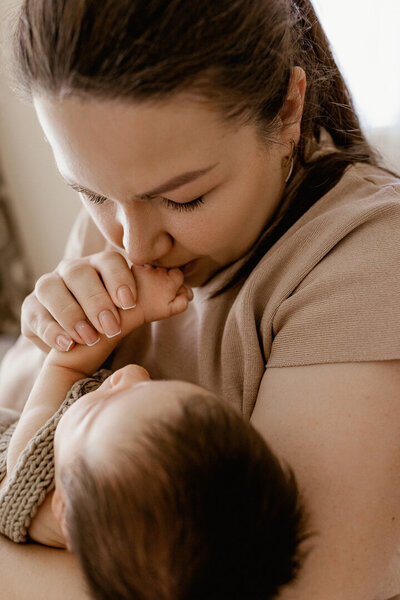 las-vegas-newborn-mother-kissing-hand