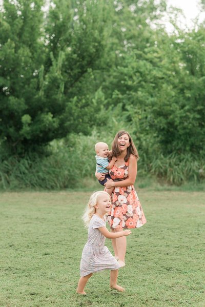 Edmond Family Photography of Mom and kids playing and laughing.