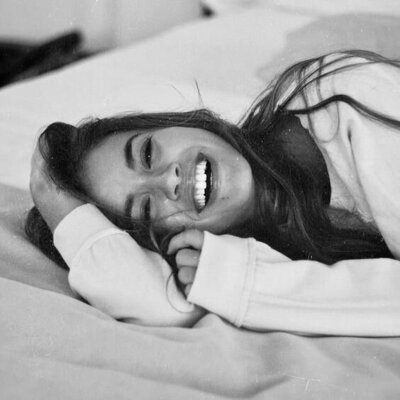 femme souriante heureuse en noir et blanc