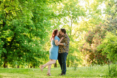 st-louis-mini-sessions-couple-kissing-in-field