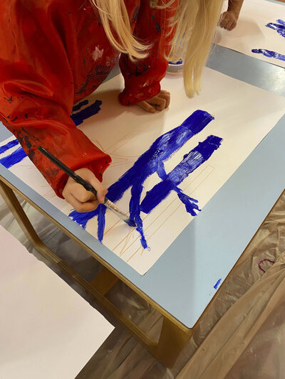 Lauranne-guyomard-intervenante-art-metière-petite-enfance-ecole-motif-nature-peinture-eveil-culturel-
