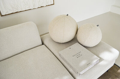 Bolvormig sierkussen Palla van het merk Eichholtz in boucle cream
