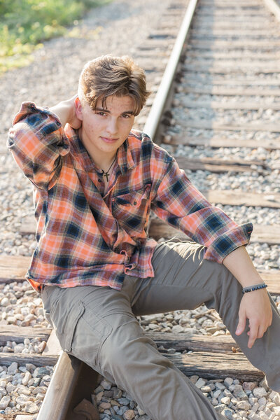 senior-boy-raildroad-tracks-photography