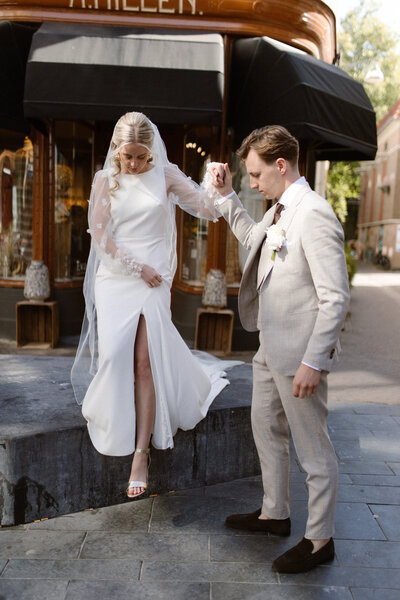 bruidspaar in city wedding amsterdam vastgelegd door hanna wursten