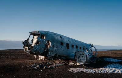 L’épave de l’avion DC-3 sur la plage de Sólheimasandur en Islande – un paysage saisissant entre ciel sombre, sable noir et mémoire figée