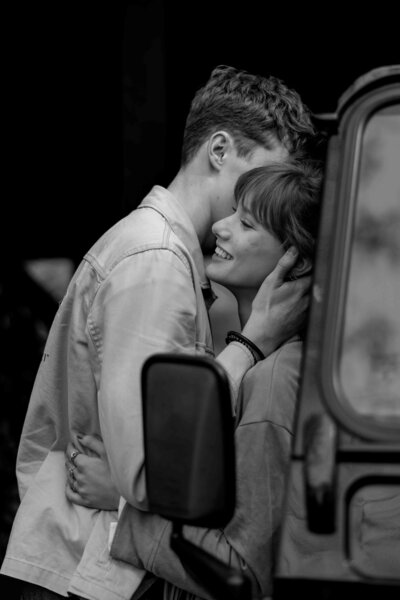 Bruidsfotografie voorafgaand aan de bruiloft: een pre-weddingshoot vol echte momenten en emoties.