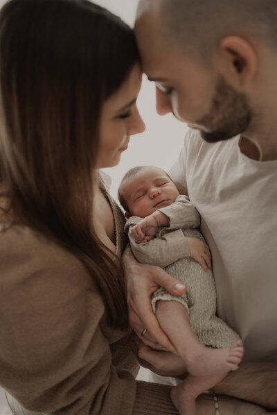 Sanfte Neugeborenenbilder zuhause in Aachen – natürliche Babyfotografie