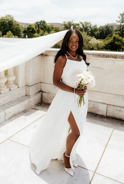 Bride with the bouquet posing at Cleveland Museum of Art.