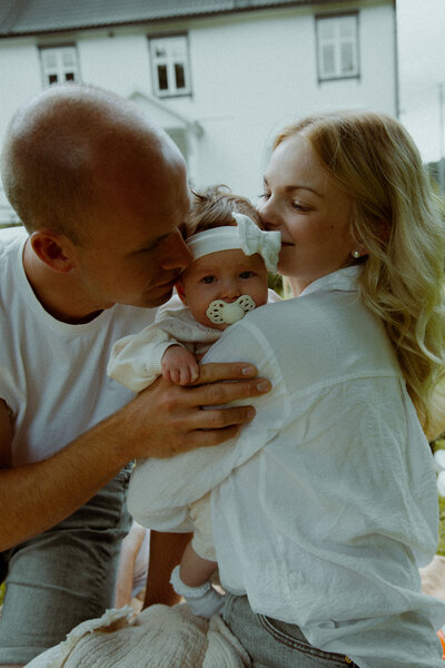 en familie  fra en sommer famlie fotografering utendørs / a family in a summer family photography outdoor session. 