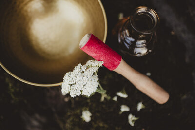 Energy healer Caroline Weiss using a singing bowl to support meditation, sound healing, and emotional balance.
