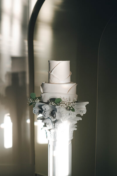 Natural and elegant wedding cake