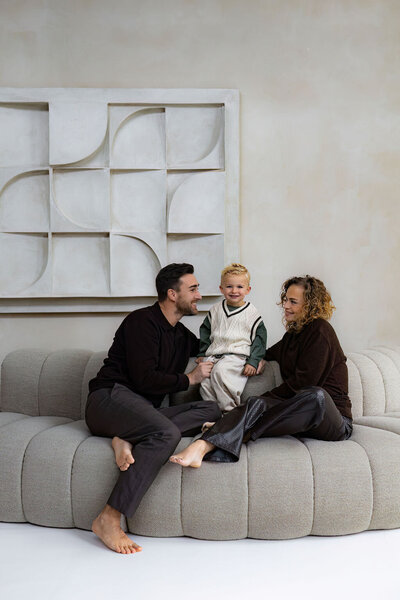 Gezinsshoot in daglicht studio Atelier Oost Amsterdam