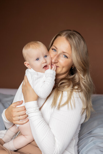 Lifestyle newborn shoot portert foto van mama en baby