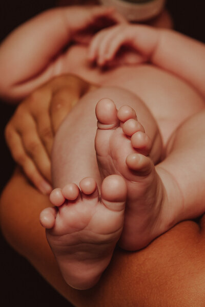Pasgeboren baby voetjes, vastgelegd door newborn fotograaf