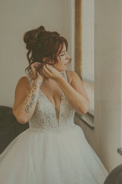 Wedding day hair styling Ohio bridal hairstylist on location