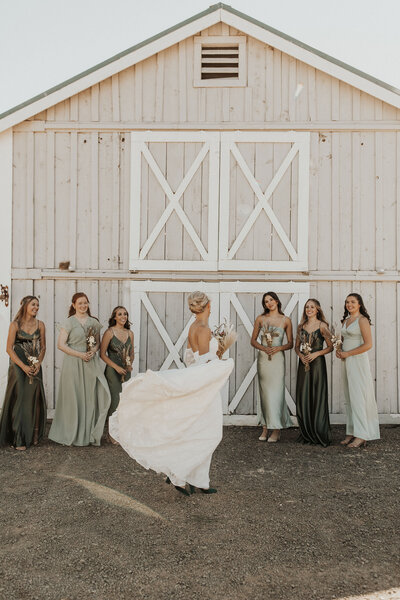 Oregon barn venue bridal party green dresses
