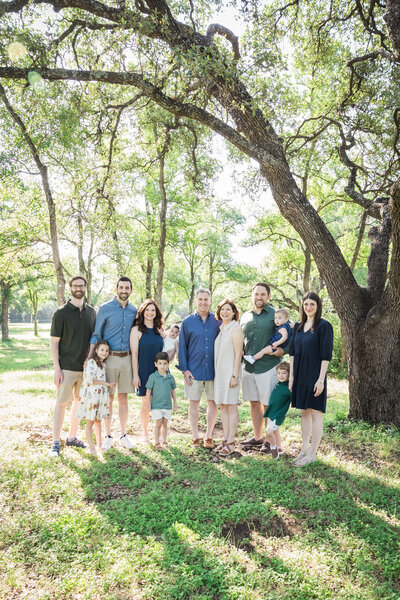 extended family photo with trees in Austin texas