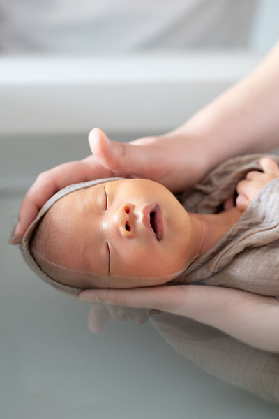 Photographe douce et patiente pour les bébés. Bain bébé et photo de famille