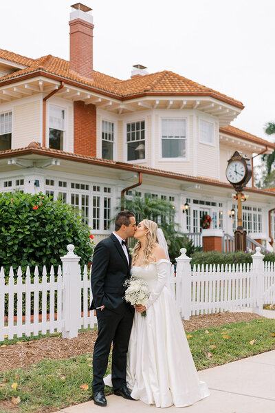 Venues to elope in Florida. Palmetto Bed and Breakfast offers gorgeous backdrops for your intimate wedding and elopement.