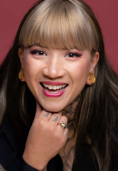 Lachend kind tijdens een spontane kinderportret fotoshoot in de studio van Studio 2Shoot in Eijsden