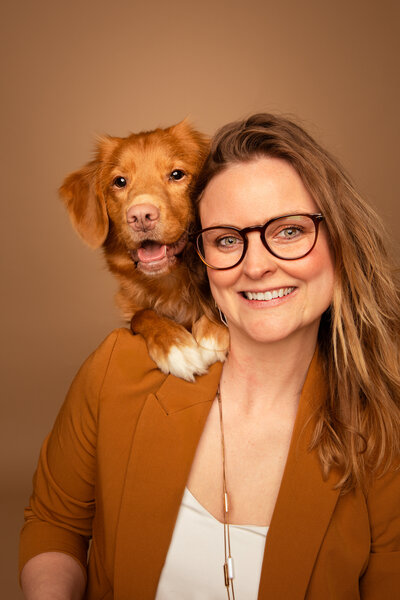 Maura, hondenfotografe gebaseerd in Geel. Getrokken in de fotostudio voor honden. 
